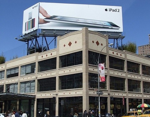 iPad2活力不减纽约苹果店高举广告牌_笔记本_科技时代_新浪网